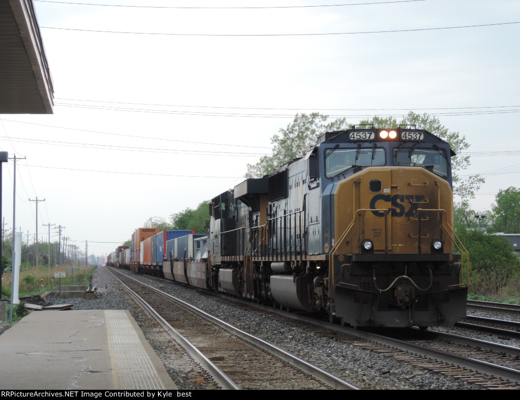 CSX 4537 on I008